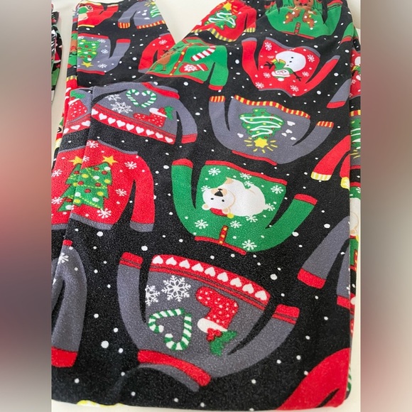 No Boundaries Christmas Holiday-Themed Red and Green Juniors Leggings Set of 2 - Picture 9 of 12